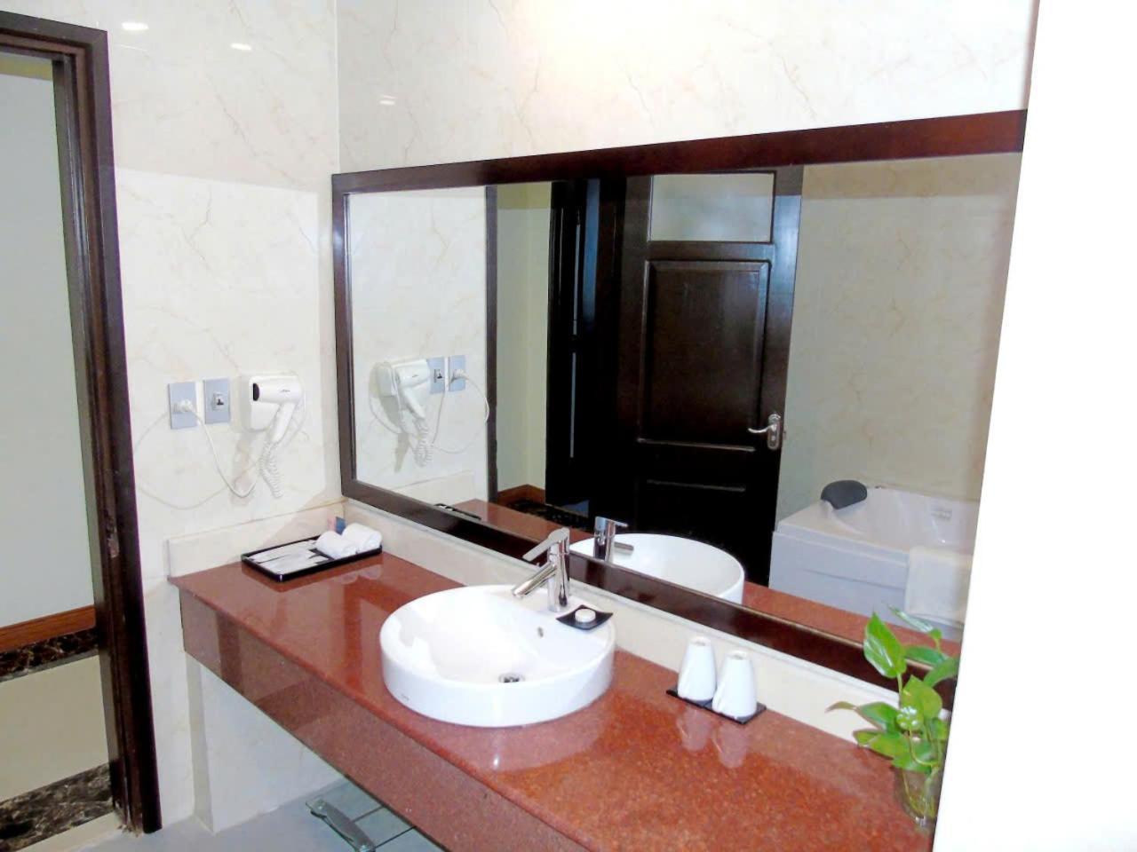 Muong Thanh Vinh Hotel Exterior foto